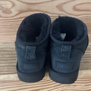 Low black Uggs